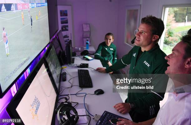 Fussball International Home of FIFA Video Assistant Referees Project - Testspiel Schiedsrichter Felix Brych beobachtet das Spiel im Kontrollraum des...