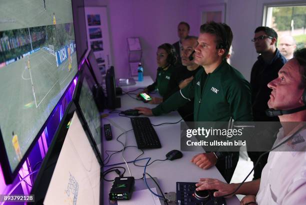 Fussball International Home of FIFA Video Assistant Referees Project - Testspiel Schiedsrichter Felix Brych beobachtet das Spiel im Kontrollraum des...