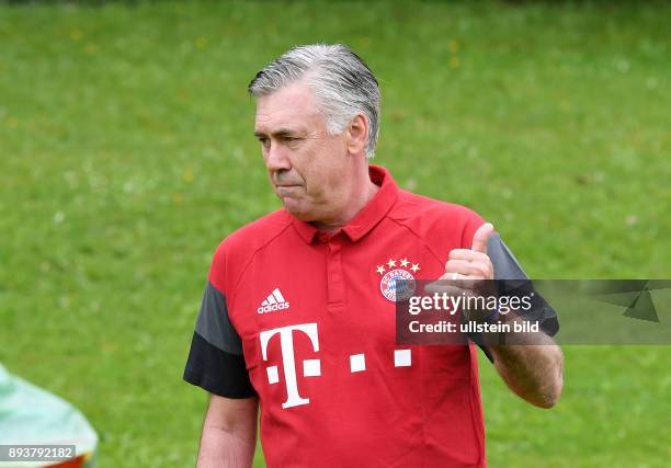 Fototermin beim FC Bayern Muenchen: Trainer Carlo Ancelotti mit Daumen hoch