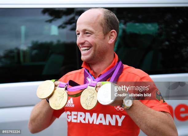 Olympische Spiele Rio 2016 Reiten Vielseitigkeit Fotoshooting mit dreifach Olympiasieger Michael Jung mit seinen beiden Medaillen, Einzel Gold und...