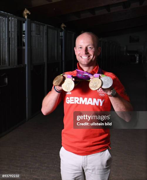 Olympische Spiele Rio 2016 Reiten Vielseitigkeit Fotoshooting mit dem dreifachen Olympiasieger Michael Jung und seinen beiden Medaillen, Einzel Gold...