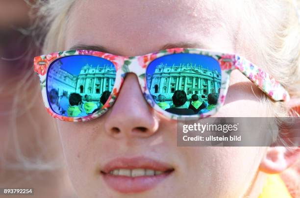 Rom, Vatikan In der Sonnenbrille einer tschechischen Pilgerin spiegelt sich der Petersdom bei der woechentlichen Generalaudienz von Papst Franziskus...