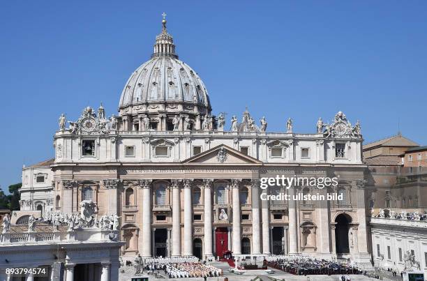 Rom, Vatikan Heiligsprechung von Mutter Teresa. Papst Franziskus I spricht Mutter Teresa 19 Kahre nach ihrem Tod heilig, Aussenansicht Petersdom