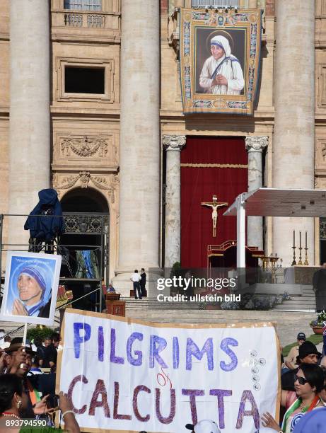 Rom, Vatikan Heiligsprechung von Mutter Teresa. Papst Franziskus I spricht Mutter Teresa 19 Kahre nach ihrem Tod heilig, ein Bild von Mutter Teresa...