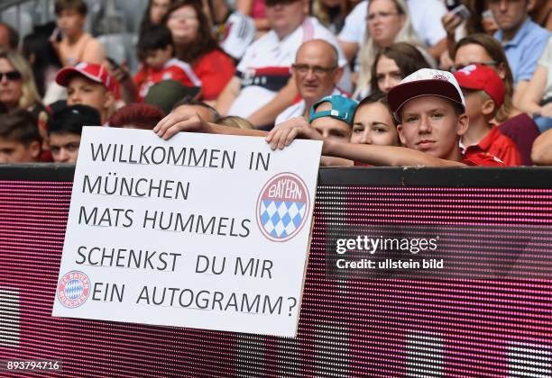 Teampraesentation FC Bayern Muenchen in der Allianz Arena Training, Ein FCB Fans mit einem Plakat für Mats Hummels: Willkommen in Muenchen Mats...