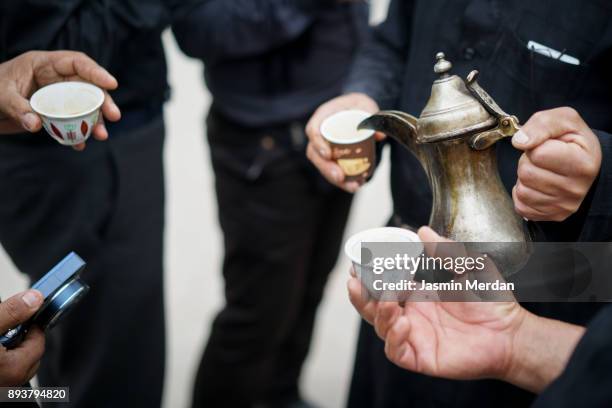 having traditional arabian coffee with friends - bahrein fotografías e imágenes de stock