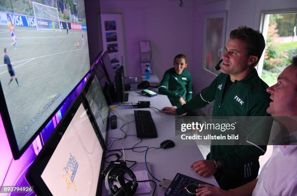 Fussball International Home of FIFA Video Assistant Referees Project - Testspiel Schiedsrichter Felix Brych beobachtet das Spiel im Kontrollraum des...