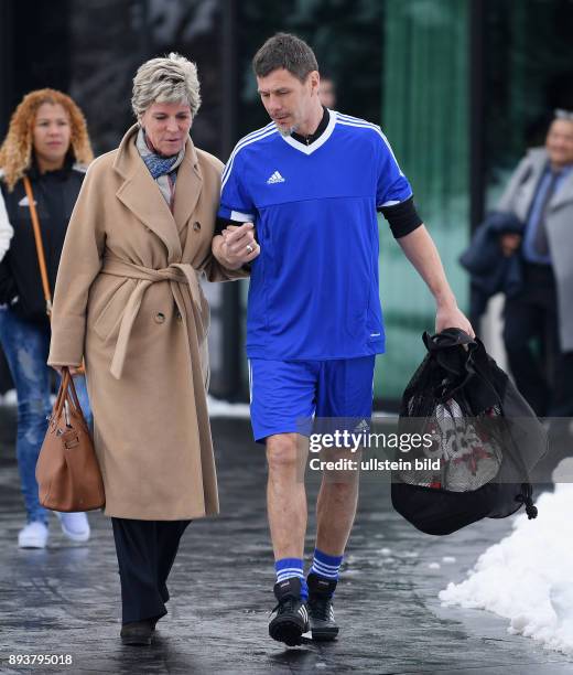 International beim Home of FIFA Legends Game 2017 FIFA stellvertretender Generalsekretaer Zvonimir Boban mit Ballsack und FIFA Rat Member Evelina...