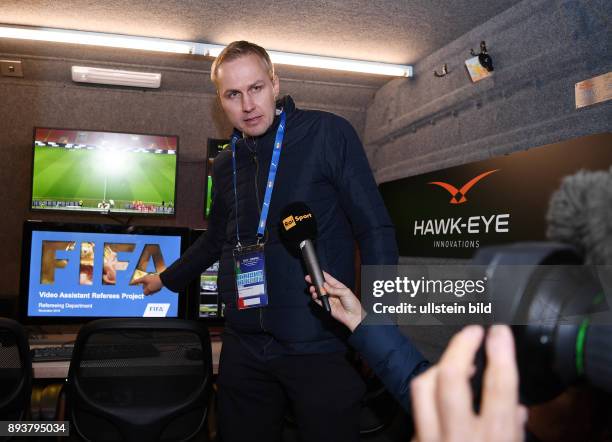 Fussball International Testspiel in Mailand Italien - Deutschland Zweiter FIFA Video Assistant Referee Test ; Johannes Holzmueller im Videoraum im...