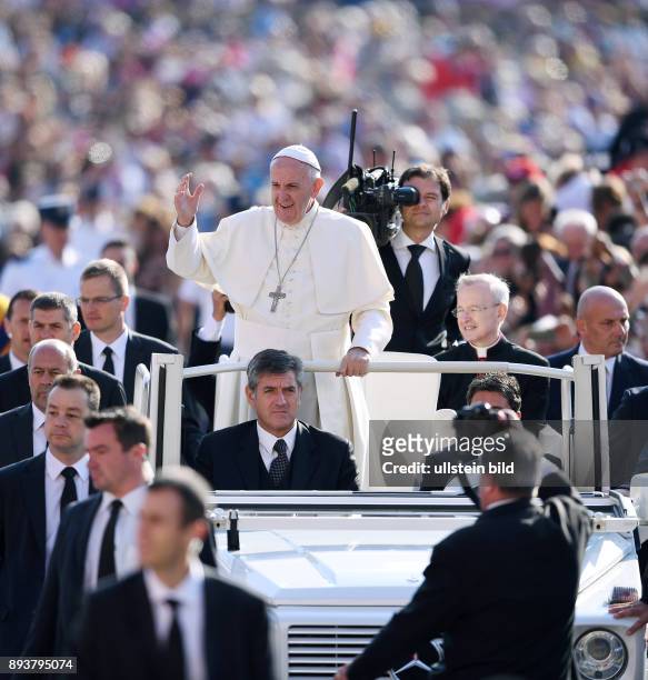 Rom, Vatikan Papst Franziskus I. Im Papamobil bei der woechentliche Generalaudienz auf dem Petersplatz umgeben von Leibwaechtern