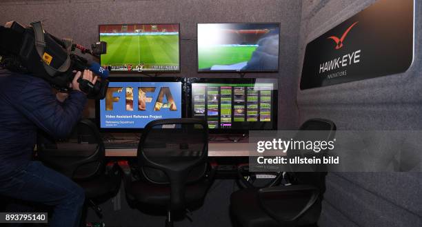 Fussball International Testspiel in Mailand Italien - Deutschland Zweiter FIFA Video Assistant Referee Test ; Ansicht des Videoraum im Van des...