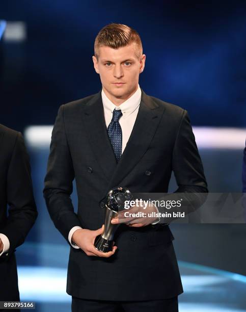 Fussball International FIFA The Best Football Awards 2016 FIFPro World XI Mannschaft des Jahres 2016: Toni Kroos mit Pokal