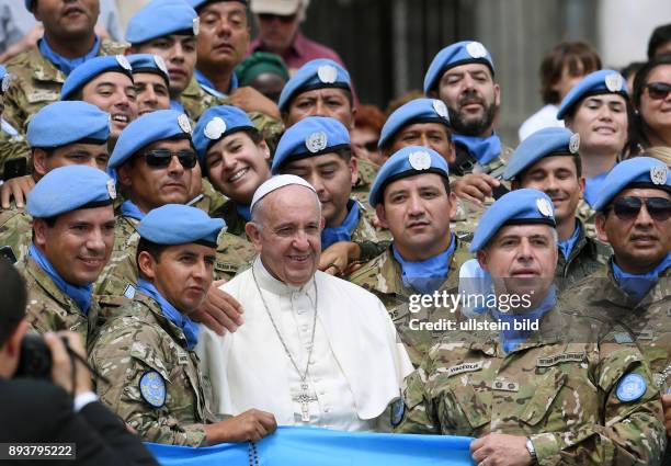 Rom, Vatikan Papst Franziskus I. Umgeben von argentinischen Blauhelmsoldaten bei der woechentlichen Generalaudienz auf dem Petersplatz