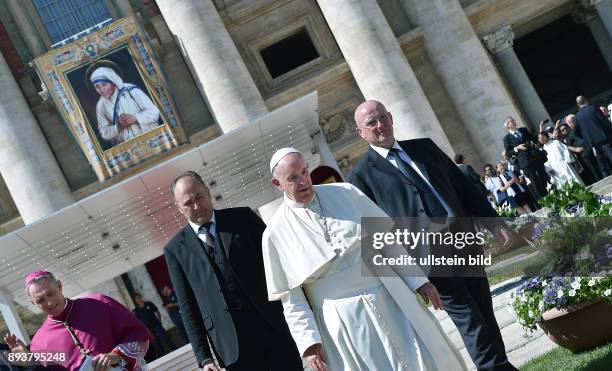 Rom, Vatikan Heiligsprechung von Mutter Teresa. Papst Franziskus I bei der Heiligsprechung von Mutter Teresa auf dem Petersplatz mit ein Bild von...