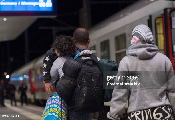 Salzburg Ankunft von Fluechtlinge am Hauptbahnhof: Eine Fluechtlingsfamilie auf einem Bahnsteig vor einem Zug in Richtung Deutschland.