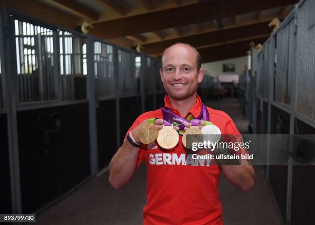 Olympische Spiele Rio 2016 Reiten Vielseitigkeit Fotoshooting mit dreifach Olympiasieger Michael Jung mit seinen beiden Medaillen, Einzel Gold und...