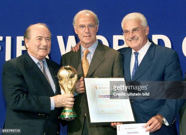 Fussball International Vergabe Weltmeisterschaft 2006 FIFA Praesident Joseph S. Blatter ubergibt an DFB-Vizepraesident Franz Beckenbauer und...