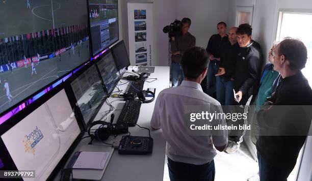 Fussball International Home of FIFA Video Assistant Referees Project - Testspiel Pressegespraech im Kontrollraum des Anbieters Broad Cast Solutions...