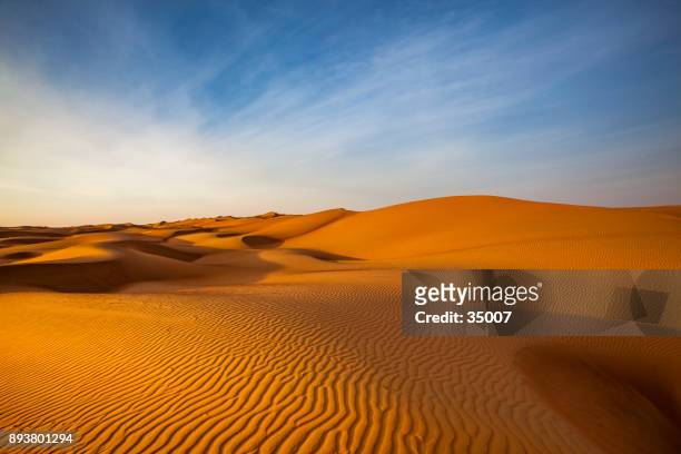 dune di sabbia modello deserto paesaggio, oman - dune foto e immagini stock