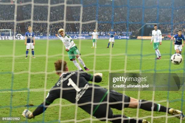 Fussball GER, 1. Bundesliga Saison 2016 2017, 10. Spieltag, FC Schalke 04 - SV Werder Bremen, Serge Gnabry erzielt das Tor zum 1 zu 2 per Elfmeter