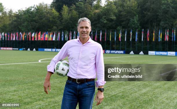 Fussball International FIFA Chief Officer Technische Entwicklung Marco van Basten mit Ball