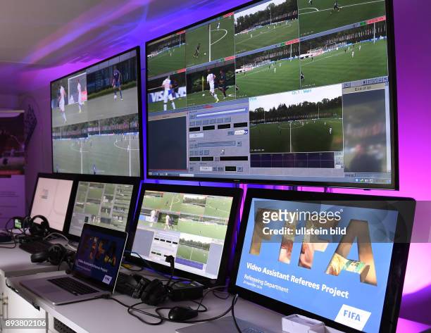 Fussball International Home of FIFA Pressegespraech ueber den Video Assistant Referees Project - Test. Kontrollraum VAR mit Bildschirmen