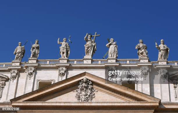 Rom, Vatikan Die heiligen Figuren auf dem Dach des Petersdom