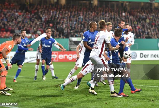 Fussball, Saison 2016/2017, DFB-Pokal, 2. Runde, 1. FC Nuernberg - FC Schalke 04, Yevhen Konoplyanka , 2. V.re., erzielt aus dem Gewuehl das Tor zum...