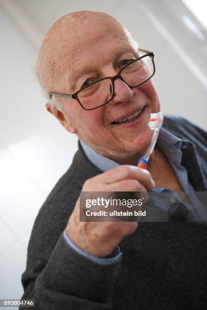 Symbol Zahnreinigung, Mann mit Zahnbürste