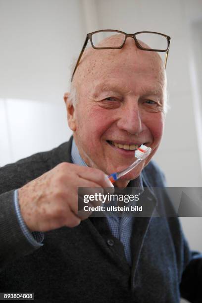 Symbol Zahnreinigung, Mann mit Zahnbürste