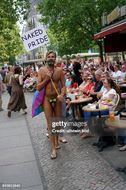 Berlin Demo, der 38. CDS, Christopher Street Day, Nachter mann auf dem Kuhdamm mit Protestschild: Naked Pride,Organisatoren rechnen mit 750.000...