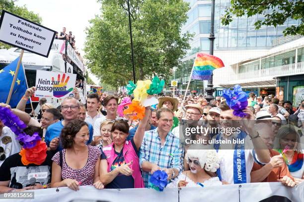 Berlin Demo, der 38. CDS, Christopher Street Day, Organisatoren rechnen mit 750.000 Menschen, Motto Danke für nix / Thanks for nothing, mit Michael...