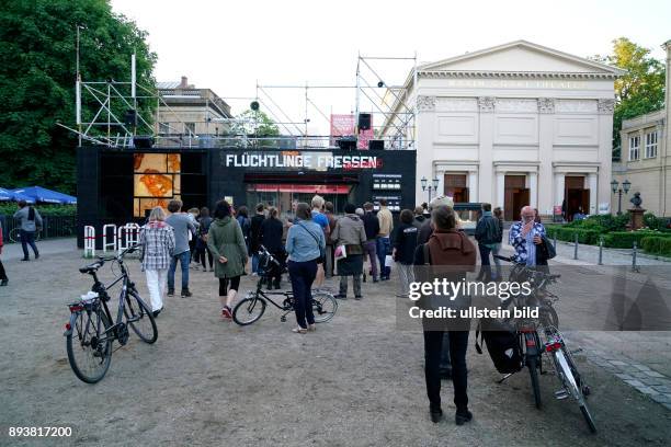 Berlin Flüchtlinge fressen, Künstleraktion, Zentrum für politische Schönheit, Aktion mit vier sibirischen Tigern vor dem Gorki Theater in Berlin,...