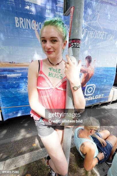 Berlin Demo, der 38. CDS, Christopher Street Day, Organisatoren rechnen mit 750.000 Menschen, Motto Danke für nix / Thanks for nothing, Mädchen mit...