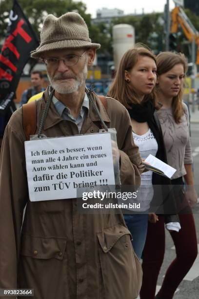 Berlin TTIP Demonstration in Berlin, gegen das geplante Freihandelsabkommen mit den USA und kanada gehen ca. 70.000 Menschen auf die Strasse,