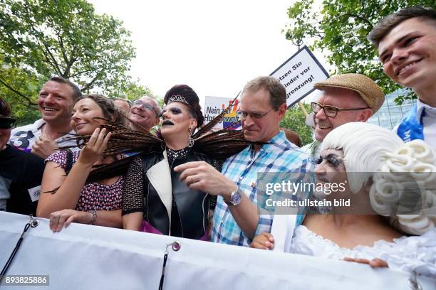 Berlin Demo, der 38. CDS, Christopher Street Day, Organisatoren rechnen mit 750.000 Menschen, Motto Danke für nix / Thanks for nothing, mit Michael...