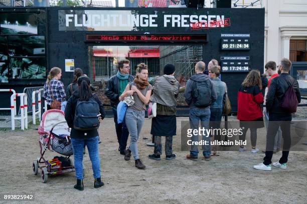 Berlin Flüchtlinge fressen, Künstleraktion, Zentrum für politische Schönheit, Aktion mit vier sibirischen Tigern vor dem Gorki Theater in Berlin,...