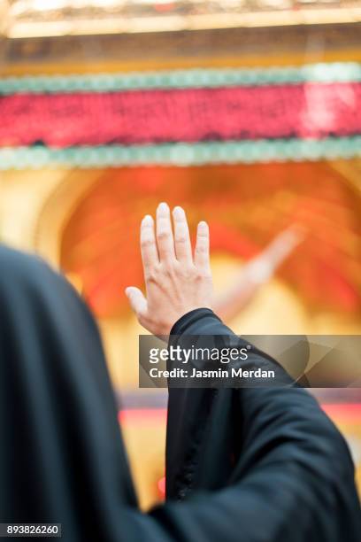 woman praying inside a mosque - shrine of the imam ali ibn abi talib stock-fotos und bilder