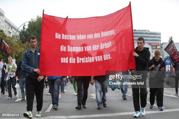 Berlin TTIP Demonstration in Berlin, gegen das geplante Freihandelsabkommen mit den USA und kanada gehen ca. 70.000 Menschen auf die Strasse,