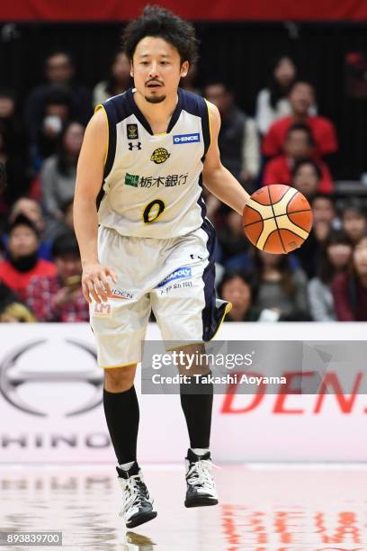 Yuta Tabuse of the Tochigi Brex handles the ball during the B.League B1 game between Alvark Tokyo and Tochigi Brex at Arena Tachikawa Tachihi on...