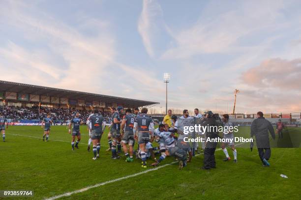 Virimi Vakatawa and team of Racing celebrates a try during the European Champions Cup match between Racing 92 and Castres at Stade Yves Du Manoir on...