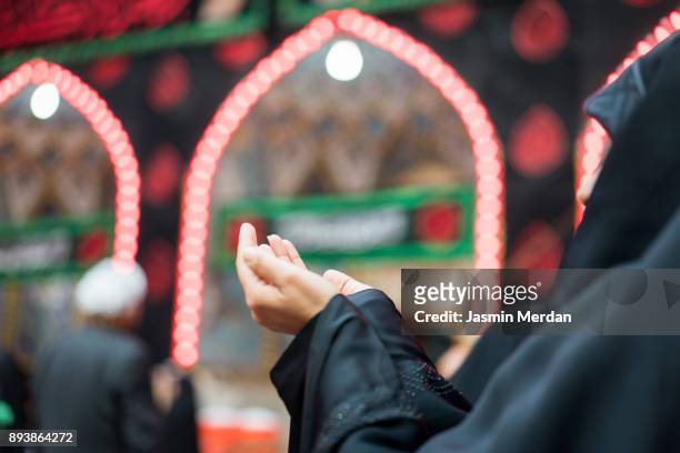 woman praying inside a mosque - shrine of the imam ali ibn abi talib stock-fotos und bilder