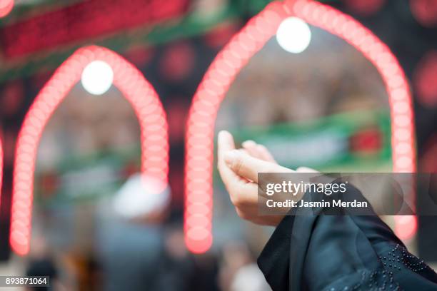 woman praying inside a mosque - shrine of the imam ali ibn abi talib stock-fotos und bilder