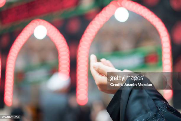 woman praying inside a mosque - shia foto e immagini stock