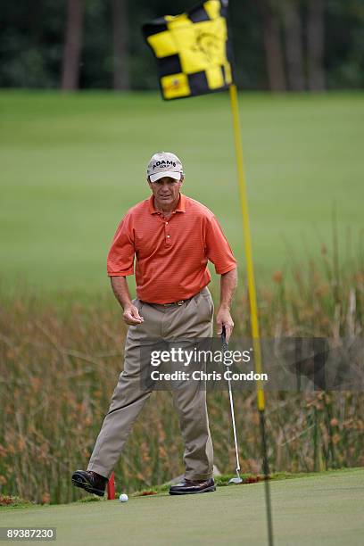 Jerry Pate marks his ball on the 7th green during the first round of the 2008 Turtle Bay Championship held on January 25, 2008 on the Palmer Course...