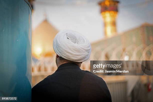 muslim religious man in karbala - shia foto e immagini stock