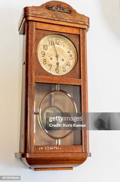 vintage wooden wall clock with analog pointers - reloj antiguo fotografías e imágenes de stock