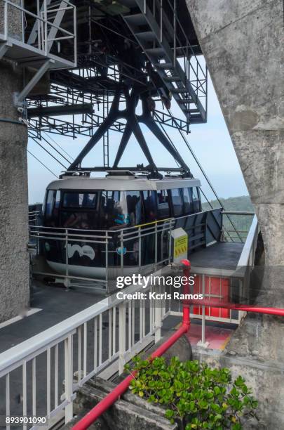 sugarloaf mountain cable car pão de açúcar is a cable car located in the neighborhood of urca, in the city of rio de janeiro, in the state of rio de janeiro, brazil. - pão de açúcar 個照片及圖片檔