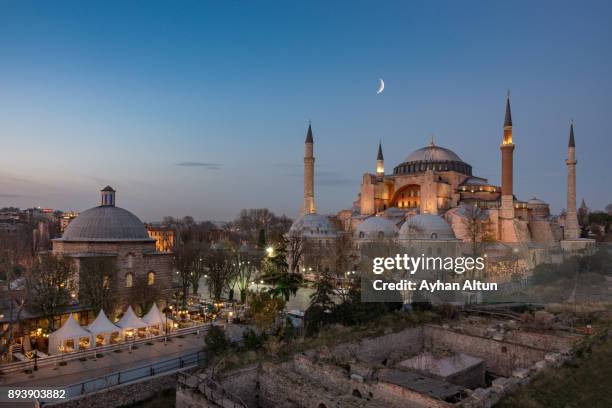 the hagia sophia and haseki hurrem turkish bath complex at night ,istanbul,turkey - hagia sophia imagens e fotografias de stock