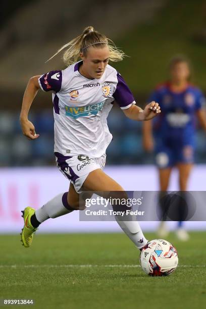 Rachel Hill of the Glory in action during the round eight W-League match between the Newcastle Jets and the Perth Wildcats at McDonald Jones Stadium...